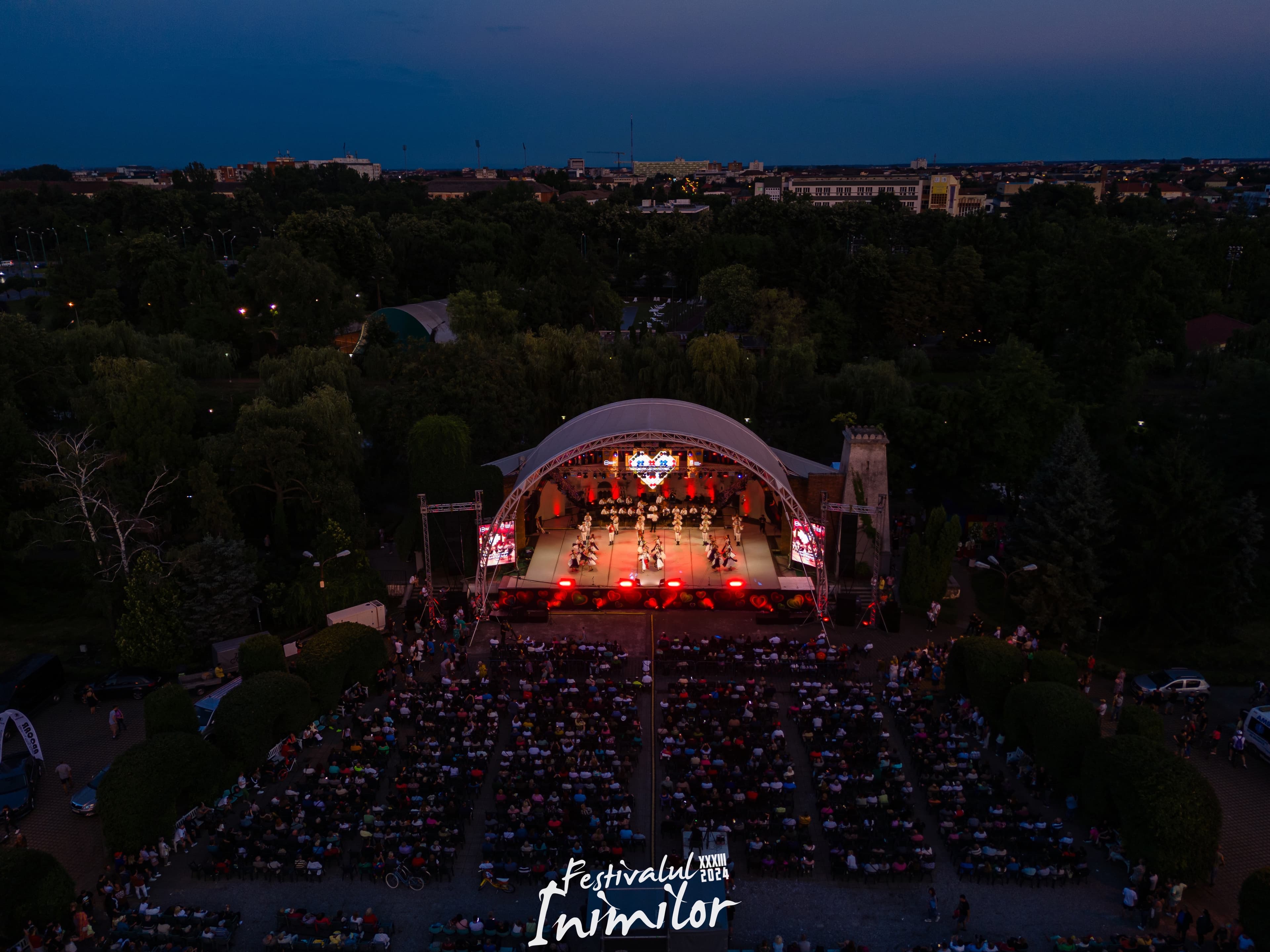 Vedere aeriană a festivalului — scena, publicul și Timișoara la apus